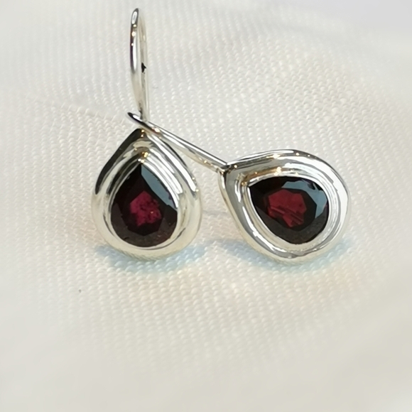 Teardrop shaped Garnet earrings in Sterling Silver 🆕 - Picture 2 of 6